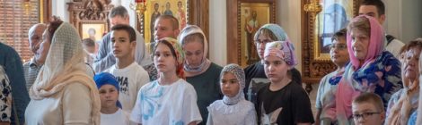 Акция «Первоклассник» завершилась в храме Живоначальной Троицы в Борисове. Детям из социально уязвимых семей помогли собраться в первый класс.