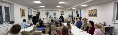 Встреча участников молодежного клуба, посвященная семье, состоялась в храме Живоначальной Троицы в Борисове.